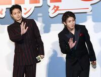 手を振る磯村勇斗（左）と末澤誠也（撮影・中島達哉）