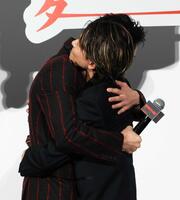ハグをする末澤誠也（右）と磯村勇斗（撮影・中島達哉）
