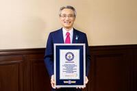 ギネス世界記録の認定証を手にする明治安田・永島英器社長