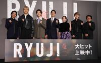 ポーズを決める（左から）三宅健、ＪＵＮＯＮ、萩原利久、柳楽優弥、川栄李奈、ＲＹＵＫＩ、水田伸生監督（撮影・佐々木彰尚）