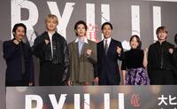 ポーズを決める（左から）三宅健、ＪＵＮＯＮ、萩原利久、柳楽優弥、川栄李奈、ＲＹＵＫＩ（撮影・佐々木彰尚）