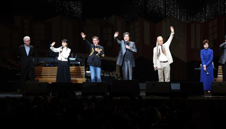 エンディングで並ぶ（左から）小椋佳、岡田奈々、田中健、中村雅俊、秋野太作、上村香子（撮影・西岡正）