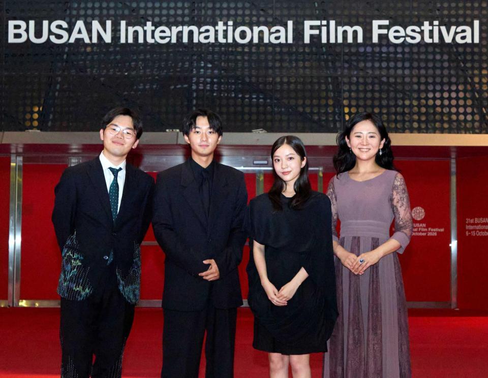 釜山国際映画祭のワールドプレミアに出席した大西利空（左から２人目）（Ｃ）２０２６『火の玉を見た』製作委員会