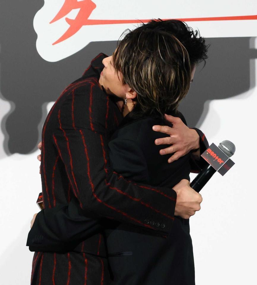 ハグをする末澤誠也（右）と磯村勇斗（撮影・中島達哉）