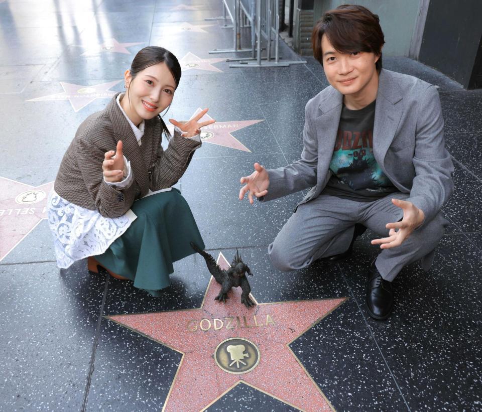 ハリウッド・ウォーク・オブ・フェイムの星形プレートでポーズをとる浜辺美波（左）と神木隆之介（Ｃ）２０２６　ＴＯＨＯ