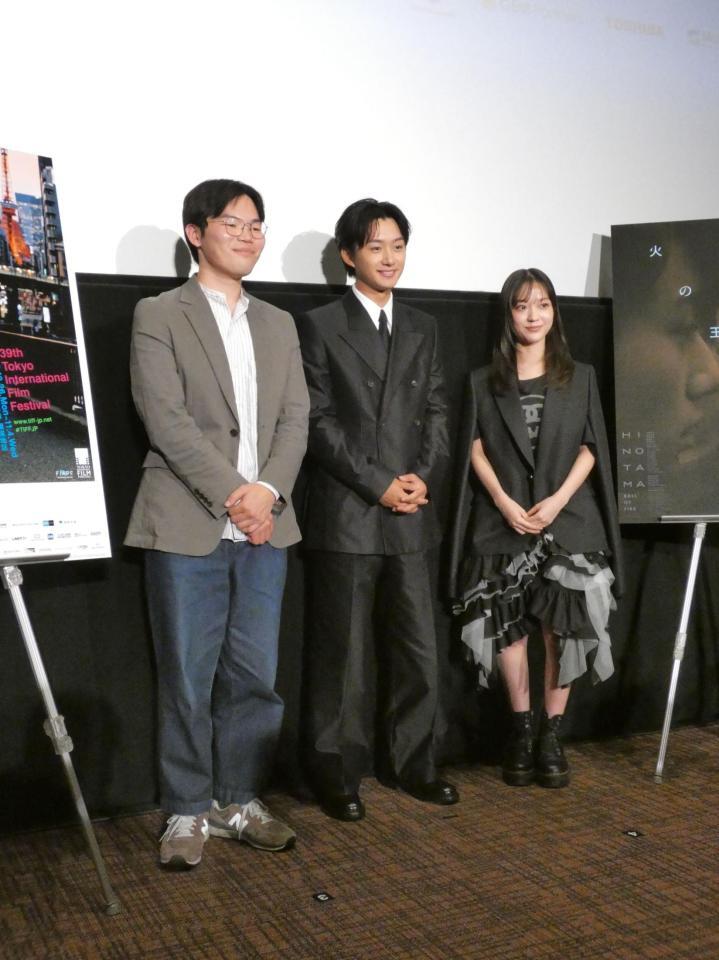 イベントに出席した（左から）矢座孟之進監督、大西利空、伊礼姫奈＝都内