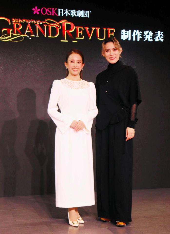 舞台「浪華　ＧＲＡＮＤ　ＲＥＶＵＥ」の制作発表に登壇したＯＳＫ日本歌劇団の千咲えみ（左）、翼和希
