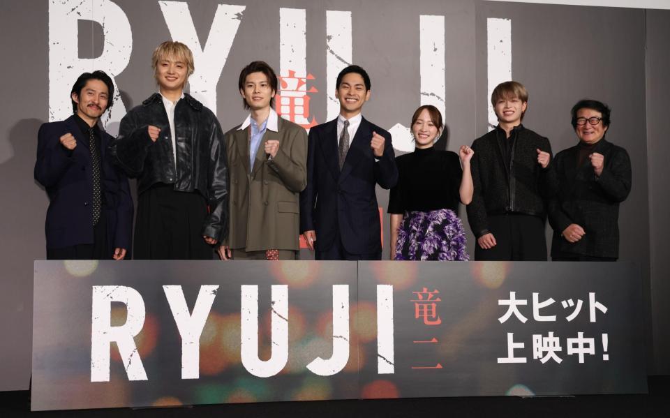 ポーズを決める（左から）三宅健、ＪＵＮＯＮ、萩原利久、柳楽優弥、川栄李奈、ＲＹＵＫＩ、水田伸生監督（撮影・佐々木彰尚）