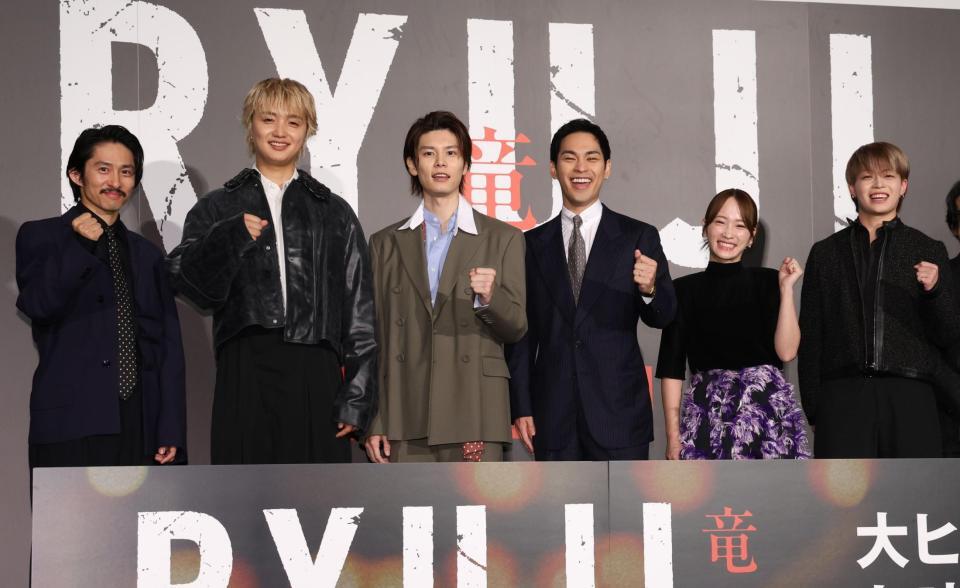 ポーズを決める（左から）三宅健、ＪＵＮＯＮ、萩原利久、柳楽優弥、川栄李奈、ＲＹＵＫＩ（撮影・佐々木彰尚）