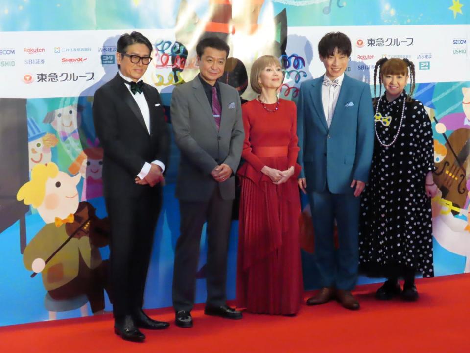 「キネコ国際映画祭」レッドカーペットに登場した（左から）高橋克典、中山秀征、戸田恵子、横山だいすけ、かないみか