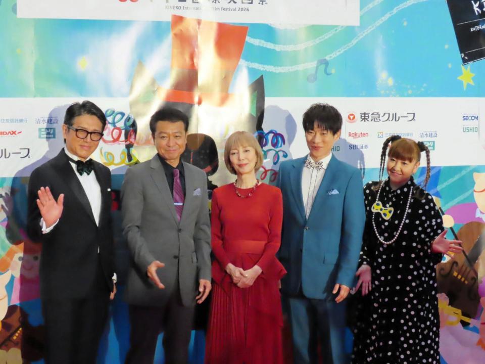 「キネコ国際映画祭」のレッドカーペットに登場した（左から）高橋克典、中山秀征、戸田恵子、横山だいすけ、かないみか