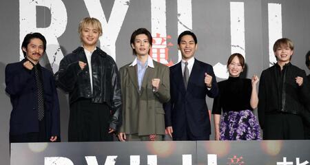 ポーズを決める（左から）三宅健、ＪＵＮＯＮ、萩原利久、柳楽優弥、川栄李奈、ＲＹＵＫＩ（撮影・佐々木彰尚）