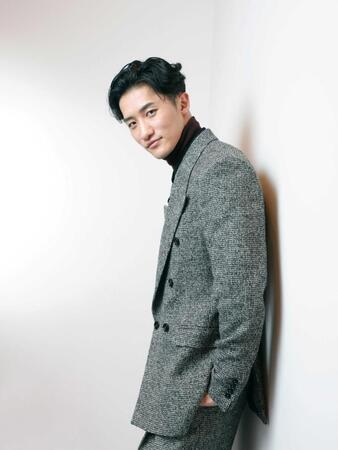 クールにポーズを決める岩本照（撮影・石井剣太郎）