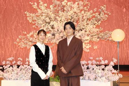 ＮＨＫ総合「土スタ」公開生放送後、取材に応じた石橋静河（左）、金子大地