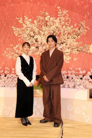 ＮＨＫ総合「土スタ」公開生放送後、取材に応じた石橋静河（左）、金子大地