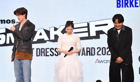 回答にリアクションをする（左から）Ｋ、桜田ひより、吉田仁人（撮影・千葉大輝）