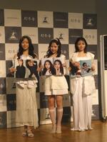 撮影に応じるＦＲＵＩＴＳ　ＺＩＰＰＥＲ、（左から）真中まな、松本かれん、鎮西寿々歌