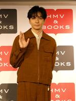 撮影に応じる生田斗真
