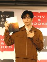 撮影に応じる生田斗真