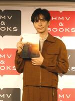 撮影に応じる生田斗真