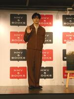 撮影に応じる生田斗真