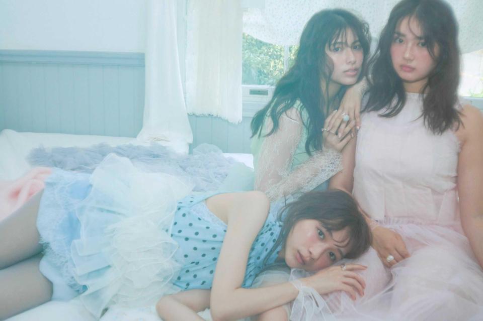 合同写真展を開催する（左から）杉本愛里、ゆいかれん、箭内夢菜