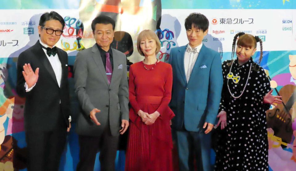 レッドカーペットに登場した（左から）高橋克典、中山秀征、戸田恵子、横山だいすけ、かないみか