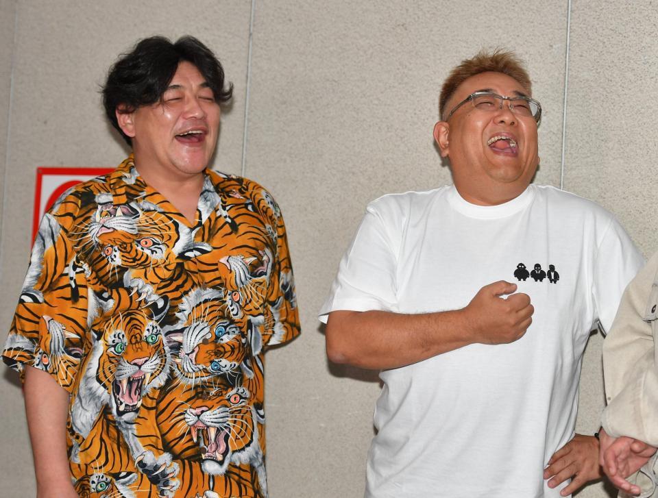 笑顔を見せる（左から）富澤たけし、伊達みきお（撮影・千葉大輝）