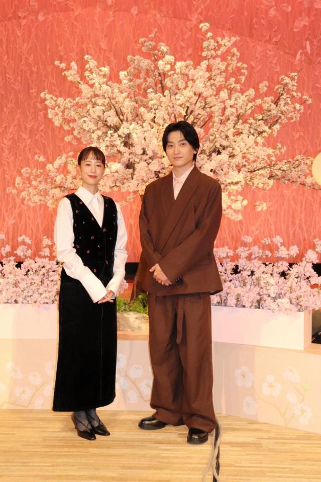 ＮＨＫ総合「土スタ」公開生放送後、取材に応じた石橋静河（左）、金子大地