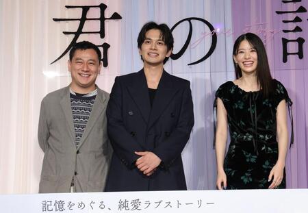 笑顔を見せる（左から）中川龍太郎監督、北村匠海、出口夏希＝新宿ピカデリー（撮影・西岡正）