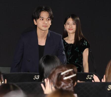 客席を通って登壇する北村匠海（左）と出口夏希＝新宿ピカデリー（撮影・西岡正）