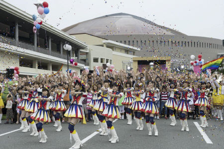 　３８００人のエキストラとともに踊る指原莉乃　（中央）を中心とする選抜メンバー＝福岡市中央区