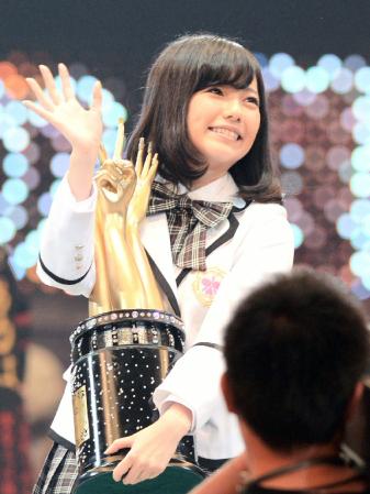 昨年のじゃんけん大会で優勝し、笑顔で手を振る島崎遥香