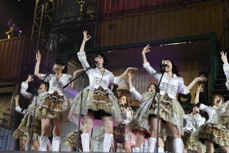 　京セラドーム公演２日目のステージで熱唱するＡＫＢ４８の柏木由紀、渡辺麻友、大島優子（中央左から）