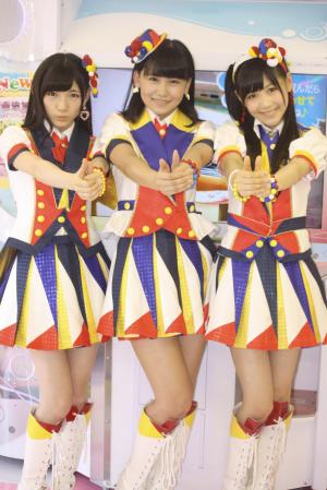 　「恋するフォーチュンクッキー」の振りを披露する（左から）岡田奈々、小嶋真子、西野未姫