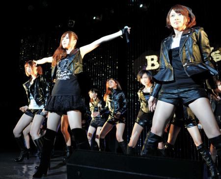 　試写会前のイベントで映画挿入歌を披露する乃木坂４６＝東京・ヤクルトホール（撮影・田村亮介）