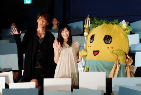 　映画のヒットを喜ぶ（左から）宮野真守、渡辺麻友、ふなっしー＝東京・ＴＯＨＯシネマズスカラ座