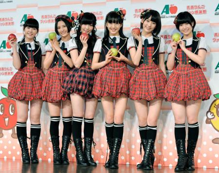 　第５代青森りんごクイーンに選ばれた指原莉乃（左から３人目）らＨＫＴ４８＝東京・青海のヴィーナスフォート（撮影・田村亮介）