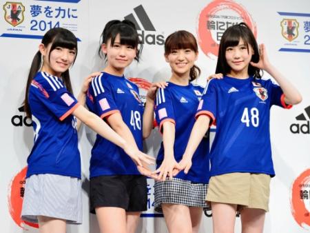 ＡＫＢ４８仕様のユニホームを着て手を合わせる（左から）岡田奈々、小嶋真子、大島優子、西野未姫＝東京・恵比寿ガーデンプレイス（撮影・園田高夫）