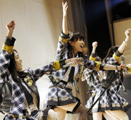 サプライズで卒業リハーサルに登場した大島優子（左から２人目）らメンバー＝埼玉・浦和南高校　（Ｃ）ＡＫＳ