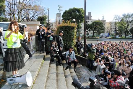 ファン３０００人に謝罪と感謝を伝えた大島優子＝東京・明治公園（撮影・北野将市）