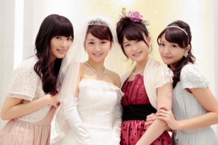 Ｎｏｔ　ｙｅｔのＭＶで花嫁役を演じた大島優子（左から２人目）