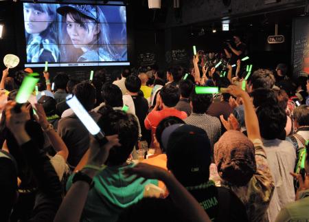 　ＡＫＢ４８劇場で行われた大島優子卒業公演のパブリックビューイングに詰め掛け盛り上がるファン