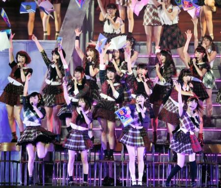 「Ｄｅａｒ　ｍｙ　ｔｅａｃｈｅｒ」で教科書を放り投げるＡＫＢ４８＝東京ドーム（撮影・北野将市）