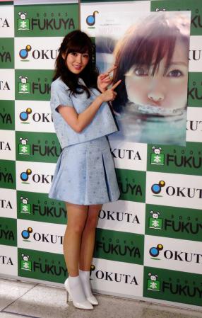 　フォトブックの商品お渡し会を行った白石麻衣＝東京・福家書店新宿サブナード店