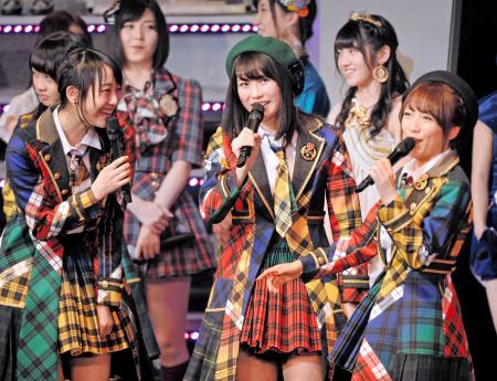 　「マジすか学園」の舞台化が発表されて喜ぶ主演の松井玲奈（左）と横山由依（中央）＝東京ドームシティホール（撮影・佐々木彰尚）