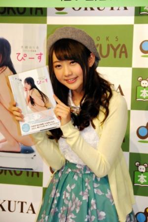 留学願望を明かした木崎ゆりあ＝東京・福家書店新宿サブナード店