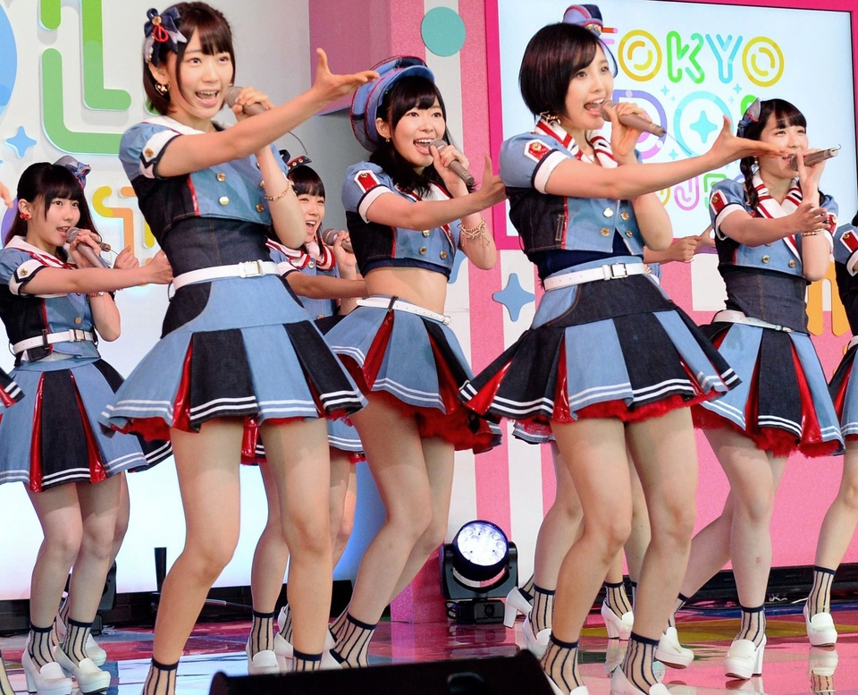 　新曲「１２秒」を歌うＨＫＴ４８・指原莉乃（中央）ら＝東京・台場のフジテレビ