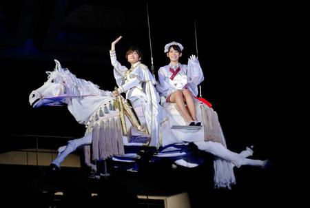 　白馬に乗って客席上空を飛ぶ指原莉乃（左）と宮脇咲良＝東京・明治座
