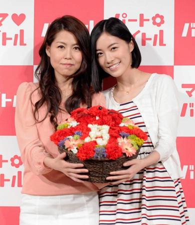 　母・ユミ子さん（左）と共演した松井珠理菜